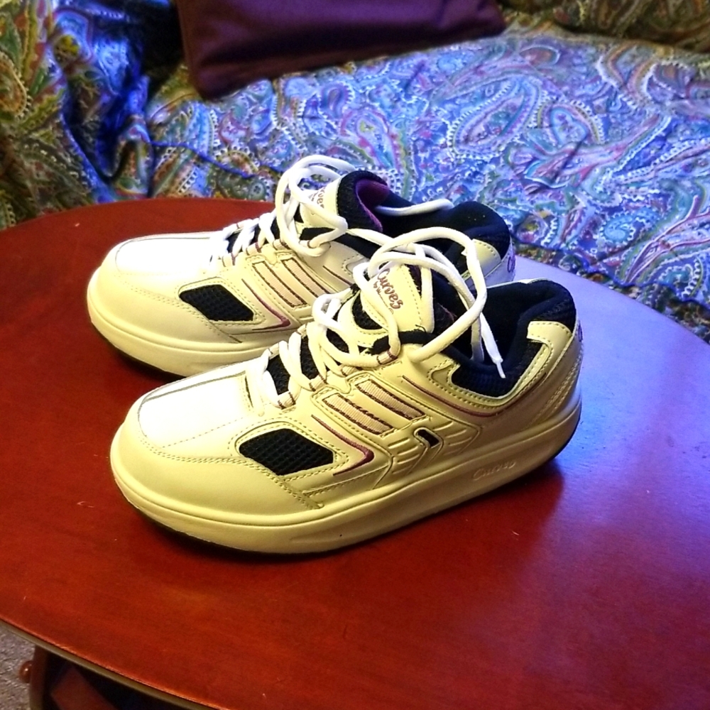 NWOT Sz 7 Womens Leather 'Curves' Runners